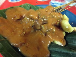 Nyam! Enaknya Jajan Dongkal dan Sate Padang di Stasiun Depok