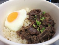 Tapa de Morning jadi menu andalan. Tapsilog ini berisi tapa (daging marinasi atau cured meat gaya Filipina) dan telur mata sapi. Tekstur tapa empuk lembut dengan paduan rasa asin dan manis yang pas.