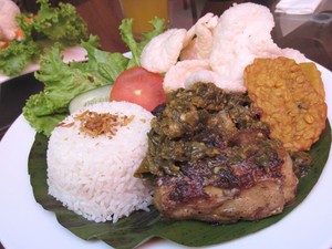 Homey at Sixteenth: Sedapnya Iga Bakar Berbalut Sambal Hijau yang Gurih Empuk