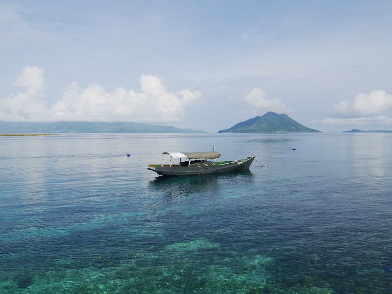 Pemandangan Eksotis dari Dermaga Sederhana di Alor