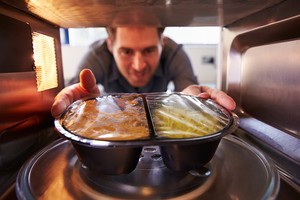 Daging Ayam dan Sayuran Hijau Sebaiknya Tak Dipanaskan di Oven Microwave