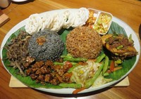 Kembulan bisa jadi pilihan Anda yang datang berdua hingga tiga orang. Enaknya makan langsung dengan tangan agar makin mantap!