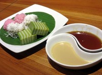 Balapis, kue lupis dan putu mayang jadi jajanan pasar yang wajib Anda coba.