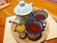 Hangatkan tubuh dengan satu set teh poci berteko enamel. Hmm, hangat dan legit!