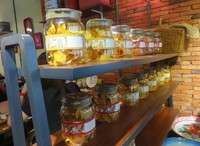 Anda juga bisa membawa oleh-oleh keripik jagung dan kentang untuk keluarga di rumah.