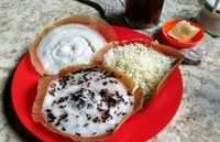 Serabi Solo tak boleh dilewatkan. Empuk dan gurihnya serabi makin enak saat ditambahkan cokelat dan keju.