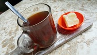 Wedang Jahe bisa jadi pembilas dahaga sekaligus penyegar badan. Isiannya berupa jahe utuh yang dimemarkan. Dijamin berkeringat usai meminumnya!