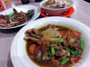RM. Ayam Ancuur: Sedapnya Ayam Goreng Ancur dan Tengkleng Masak Khas Solo