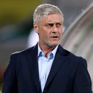 Eintracht Frankfurt Pecat Pelatih dalam Usaha Keluar dari Zona Maut