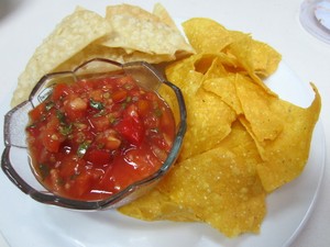 Lettas Kitchen: Kriuk Gurih Tortilla dengan Saus Salsa, Keju dan Chili Con Carne