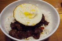 Mau nasi? Daging kambing muda dengan bumbu saus mentega disajikan lengkap dengan telur ceplok. Gurih enak!
