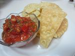 Nyam! Enaknya Ngemil Tortilla dengan Saus Salsa dan Keju
