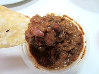 Penyuka chili con carne bisa puaskan selera. Saus ini berisi kacang merah dan daging cincang. Ada aroma rempah kuat yang menggiurkan.