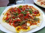 Bagaimana Rasa Pizza Bertopping Tom Yum dan Sate Ayam?