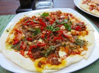 Suwiran daging rendang kaya rempah dengan tambahan sambal lado mudo ternyata enak dijadikan topping pizza.