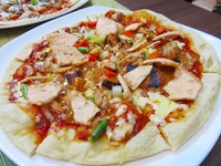 Wah, sate ini disulap jadi campuran pizza italia dengan taburan acar yang segar plus kriuknya keruuk udang.