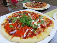 Berasal dari India, Chicken Tikka Pizza racikan Gerald Prinz ternyata sudah dimodifikasi dengan lidah lokal.