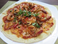 Tom Yum yang satu ini tidak disajikan dengan kuah hangat, melainkan dipadukan dengan lembaran roti pizza yang tipis dan renyah.