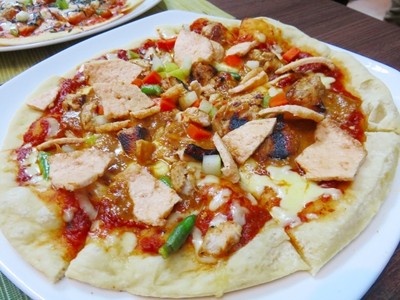 Bagaimana Rasa Pizza Bertopping Tom Yum dan Sate Ayam?