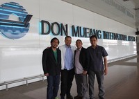 Walikota Pangkalpinang M. Irwansyah (kedua dari kiri) berpose bersama timnya dan detiksport di bandara Don Mueng International, Bangkok, Thailand. Sampai jumpa di MXGP Indonesia 2017.