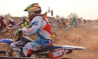     Deru campur debu. Begitu kira-kira yang akan disaksikan penggemar dari sebuah perhelatan MXGP, selain atraksi motor-motor yang beterbangan saat melalui gundukan tinggi.