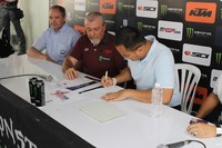     Walikota Pangkalpinang, M. Irwansyah, menandatangani kontrak menjadi tuan rumah MXGP, disaksikan Giuseppe Luongo, presiden Youthstream selaku promotor kejuaraan.