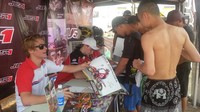 Sesi tanda tangan dengan dua rider dariTeam HRC, Gautier Paulin dan Evgeny Bobryshev.