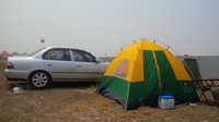 Di tengah kawasan sirkuit yang panas menyengat ini, ada yang pasang tenda lho.