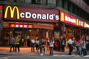 Pegawai McD Taiwan Ini Dipuji karena Bantu Pengunjung Disabilitas Makan Burger