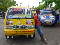 Angkot melayani berbagai rute baik di dalam maupun luar Kota Kalabahi, ibukota Kabupaten Alor. Salah satu terminal angkot ini ada di sekitar Pasar kadelang, Kalabahi (Kurnia/detikTravel)