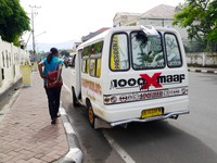 Stiker yang ditempel di angkot banyak berupa tulisan dengan kata-kata menarik dan foto artis. Hampir tidak ada angkot yang body-nya tak ditempeli stiker (Kurnia/detikTravel)