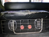 Angkot juga dilengkapi dengan speaker yang diletakkan di bagian bawah kursi penumpang. Saat melintas di jalan, sang sopir akan menghidupkan musik yang menghentak, dari musik lokal hingga barat (Kurnia/detikTravel)