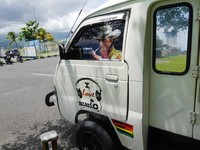 Walaupun tampilannya heboh dan musiknya kencang, sopir angkot tidak menyetir dengan ugal-ugalan. Angkot berjalan dengan kecepatan yang wajar di jalanan Alor yang bebas macet (Kurnia/detikTravel)
