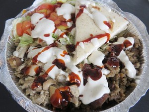 The Halal Guys: Sedap dan Halal, Rice Platter Paduan Gyro dan Ayam Saus Putih