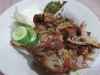Ayam kampung goreng ini digoreng dan digeprek. Rasanya mantap dengan pelengkap sambal hijau yang pedas.