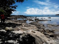 Karang - karang kecil di sekitaran bibir pantai Karang - karang kecil di sekitaran bibir pantai