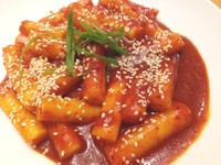 Ttokpokki di sini patut dicoba. Bumbunya gurih pedas dengan rice cake kenyal enak.