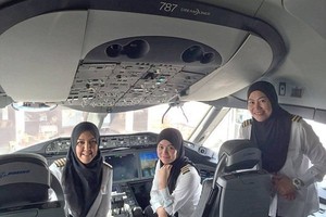 Keren! Trio Pilot Wanita Brunei Catat Sejarah Terbangkan Pesawat ke Arab Saudi