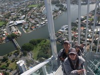 Skypoint Climb adalah atraksi wisata di Gedung Q1, yang beralamat di 3/3003 Surfers Paradise. Di sinilah, tempatnya traveler menguji nyali dengan berjalan di atas gedungnya (Afif/detikTravel)