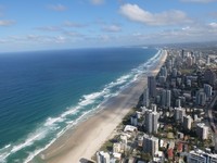 Makin ke atas, kita bisa melihat lanskap garis pantai Gold Coast yang berwarna putih dan menghadap ke Samudera Pasifik. Garis pantai Gold Coast sangat panjang lho! (Afif/detikTravel)