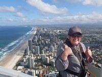 Jangan buru-buru turun ke bawah. Pose dulu di atas sana dengan background Kota Gold Coast dari ketinggian. Jepret! (Afif/detikTravel)