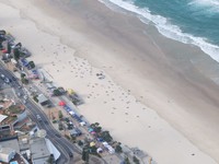 Tebak ini pemandangan apa? Iya betul, ini adalah orang-orang yang sedang bersantai di pantai. Seperti semut saja ya! (Afif/detikTravel)