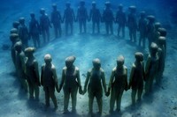 Ada 35 patung manusia yang dibuat. Karya seni tersbut diletakkan di kedalaman 12 hingga 15 meter di bawah permukaan laut (Jason deCaires Taylor/CNN)