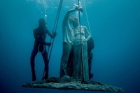 Proses peletakan patung di bawah laut. Inilah salah satu patung yang menggambarkan sepasang manusia sedang selfie (Jason deCaires Taylor/CNN)