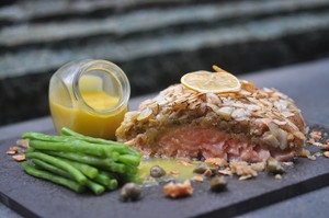 Easter Sunday Brunch dengan Salmon dan Kambing Guling Spesial di Rasa dan Scusa
