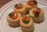 Salmon vol au vent adalah sashimi salmon yang dibalut cracker renyah berbentuk cangkir. Lembut juicy salmon berpadu pas dengan tambahan telur ikan dan krim keju gurih. Nyam!
