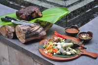 Pencinta kambing dapat memuaskan selera dengan kambing guling. Potongan daging yang empuk gurih diberi pelengkap lontong dan sambal rawit kecap. Sedap!