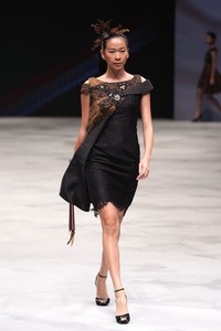 Warnatasku by Melia Wijaya Eksistensi Warisan Leluhur Indonesia Fashion Week 2016 at Jakarta Convention Center. Jakarta. [Foto: Mohammad Abduh/Wolipop]