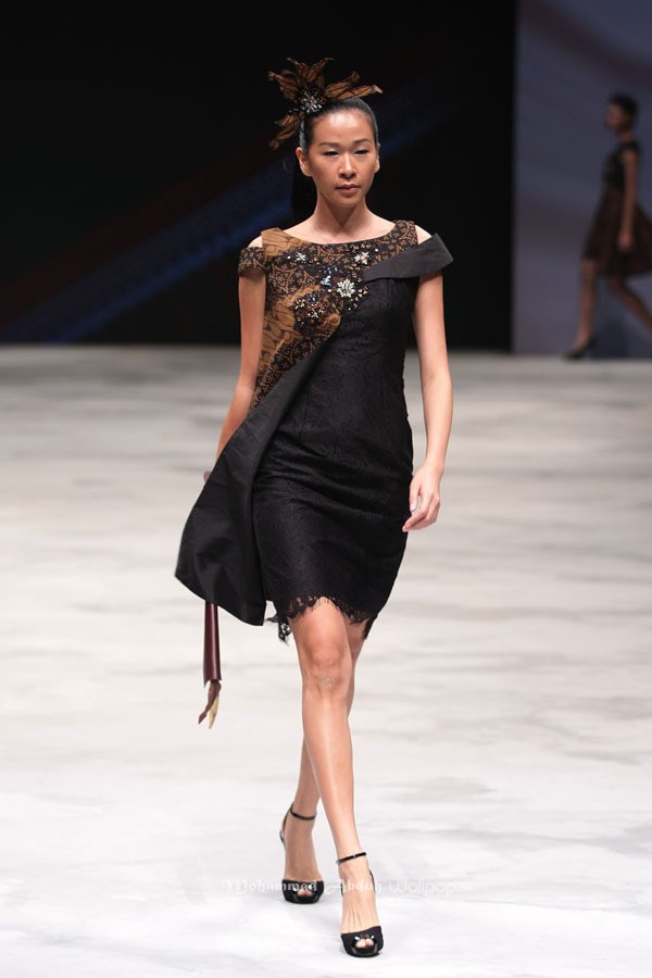 Warnatasku by Melia Wijaya Eksistensi Warisan Leluhur Indonesia Fashion Week 2016 at Jakarta Convention Center. Jakarta. [Foto: Mohammad Abduh/Wolipop]