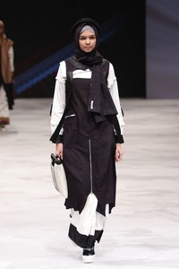 Warnatasku by Errin Uggaru Eksistensi Warisan Leluhur Indonesia Fashion Week 2016 at Jakarta Convention Center. Jakarta. [Foto: Mohammad Abduh/Wolipop]